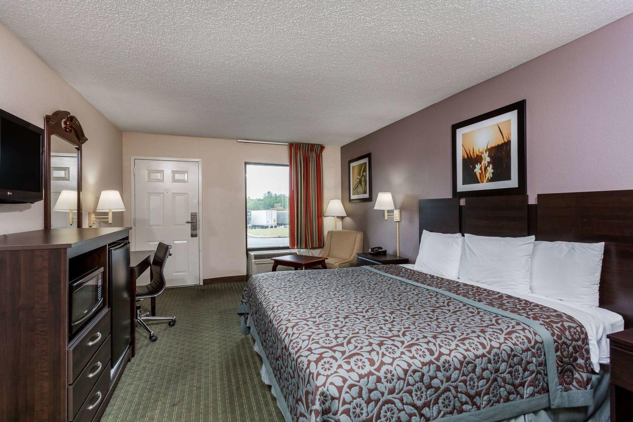 Days Inn By Wyndham Lugoff Bagian luar foto