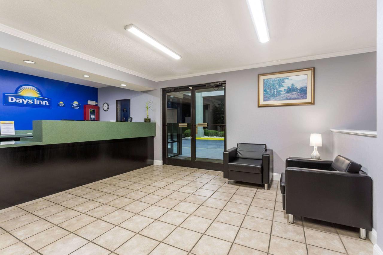 Days Inn By Wyndham Lugoff Bagian luar foto