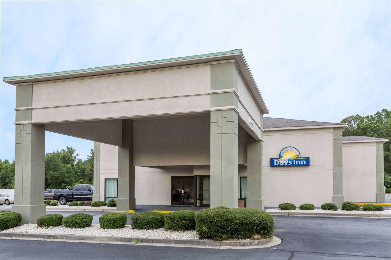Days Inn By Wyndham Lugoff Bagian luar foto