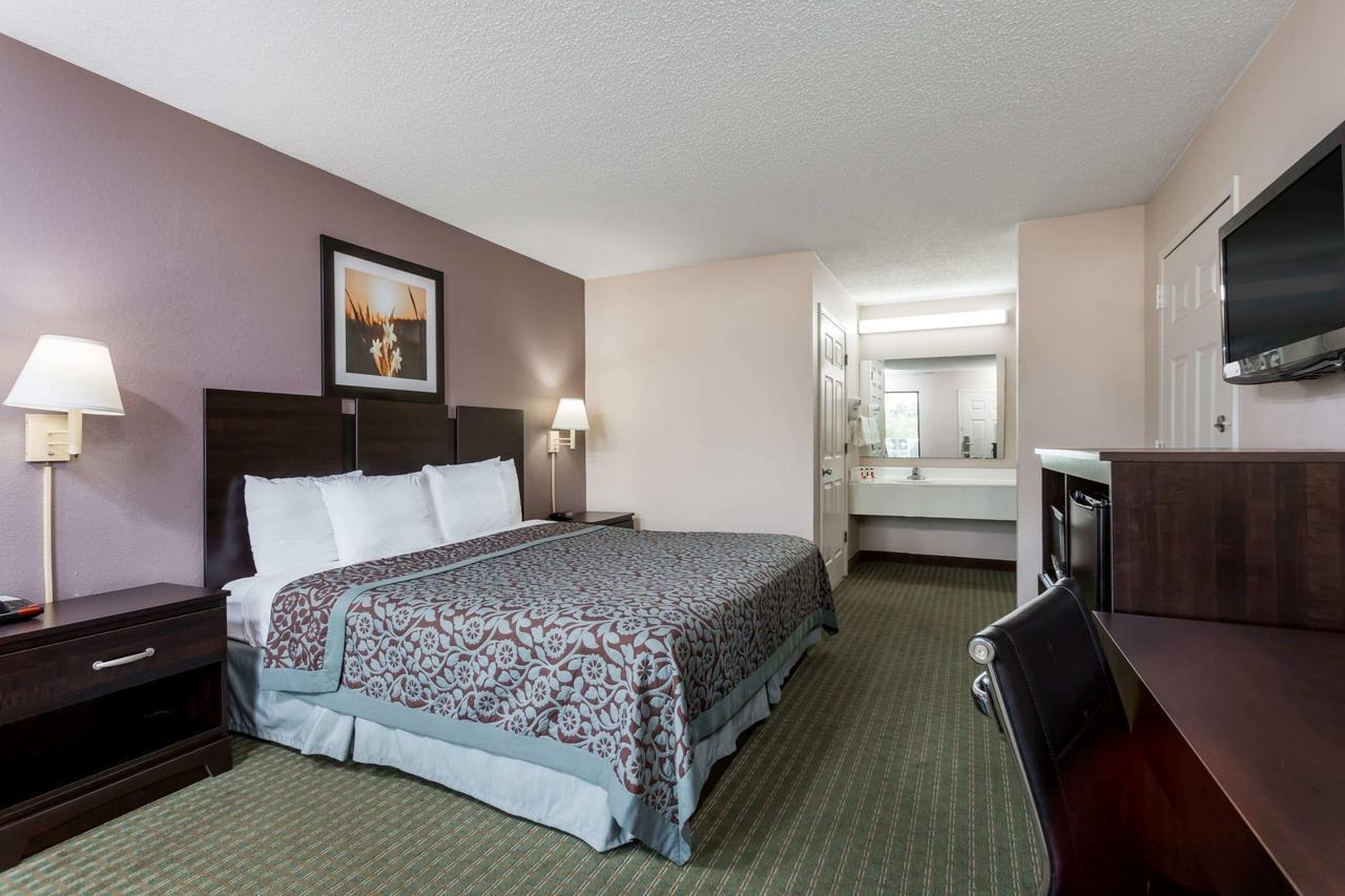 Days Inn By Wyndham Lugoff Bagian luar foto