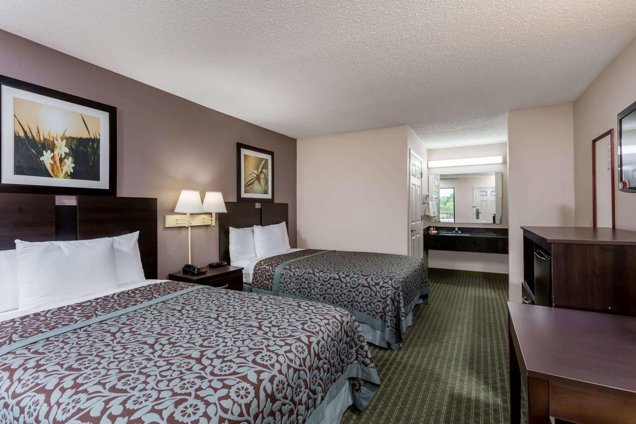 Days Inn By Wyndham Lugoff Bagian luar foto